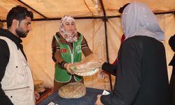 İHH'den Suriye'deki kamplara ekmek ve sıcak yemek yardımı