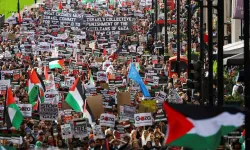 İngiltere'de on binlerce kişi Filistin'i desteklemek için yine sokaklara çıktı