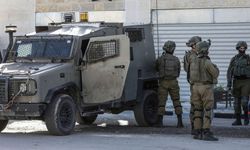 Terörist İsrail, Batı Şeria'da evlere baskın yapıyor