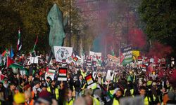 300 bin kişi Filistin'e destek için Londra sokaklarında