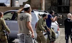 İşgalci Yahudiler silahlandırılıyor! Filistin köyleri basılıyor, okullar talan ediliyor