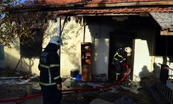 Canavarlaşan toplum: Annesi ile 2 kardeşini rehin alıp, evi ateşe verdi