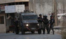 Terörist İsrail askerleri Batı Şeria'da 25 Filistinliyi gözaltına aldı
