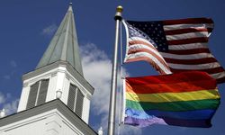 Kilise eşcinseller önünde diz çöktü