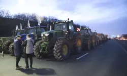 Çiftçiler 800 traktörle Paris'te yolları kapattı