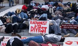 Harvard öğrencileri okuldan atılmak pahasına Refah'a yönelik hava saldırılarını protesto etti
