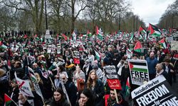 200 bin kişi Londra'da Gazze için İsrail Büyükelçiliğine yürüdü