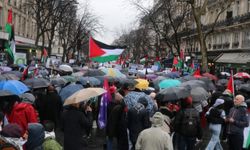 Londra ve Paris'te on binlerce kişi yağmura rağmen Gazze için yürüdü