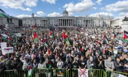 İngiltere'de yüz binlerce kişi Gazze'de ateşkes için yürüdü