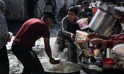 Gazze'de çocuklar yemek sırasından elleri boş dönüyor
