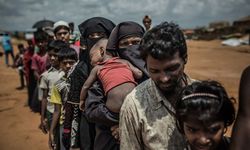 Zulüm gören Arakanlı Müslümanlar Bangladeş sınırına sığınıyor