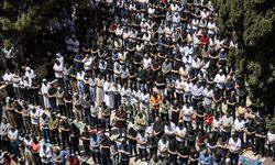 Gözaltı ve engellemelere rağmen 30 bin Müslüman Mescid-i Aksa'da cuma namazı kıldı