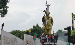 Bangladeş Başbakanı Hindulara sığındı, İslam düşmanı babasının heykelleri yıkıldı