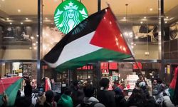 Terörist İsrail’in saldırıları Starbucks önünde protesto edildi