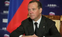 Dmitriy Medvedev: İsrail de nükleer programından vazgeçsin