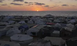 Gazzeliler yaz sıcağı altında çadırlarda yaşam savaşı veriyor