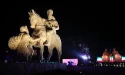 İran köklerine sığındı: Tahran'da Sasani hükümdarının heykeli dikildi