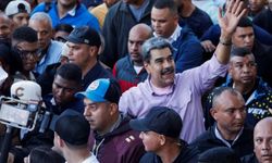 Venezuela ayakta: Maduro gençlerle yürüdü, "İşgale karşı direneceğiz!"