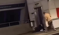 Hollanda'da Müslüman kadını taciz ederek kovalayan polis yere kapaklandı