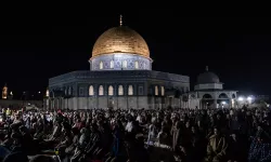 Terörist İsrail'in kısıtlamalarına rağmen 100 bin Filistinli Mescid-i Aksa'da