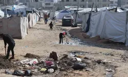 Gazze’de çocuklar çöp yığınları arasında hayat mücadelesi veriyor