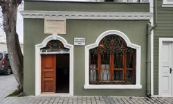 Sultanahmet’te sahabi kabrinin dibinde içki rezaleti