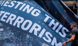 İngiltere ilk kez silahsız bir protesto grubunu ‘terör listesi’ne aldı!