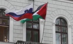 Slovenya'da indirilen Filistin bayrağı Cumhurbaşkanlığı Sarayı'na asıldı