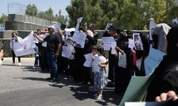 Kuneytra'da İsrail'in kaçırdığı Suriyelilerin ailelerinden BM önünde protesto