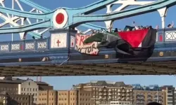 Londra'daki Tower Bridge'de esir doktor Ebu Safiyye'nin pankartı asıldı