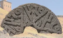 Ani’de tarihî keşif: “Hz. Muhammed” yazılı Selçuklu taşı bulundu