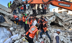 Terörist İsrail saldırılarında 100 kişi enkaz altında kaldı