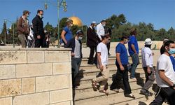 Terörist Yahudiler bayram bahanesiyle El-Aksa Camii'ni bastı