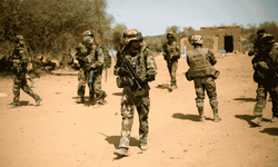 Sömürgeci Fransa Batı Afrika’dan sökülüyor