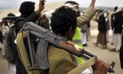 Husiler, Aden'deki Başkanlık Sarayı'nı vurdu