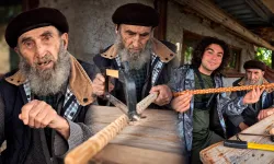 93 yaşındaki Mehmet Amca, 60 yıldır yaptığı bastonları Allah rızası için dağıtıyor