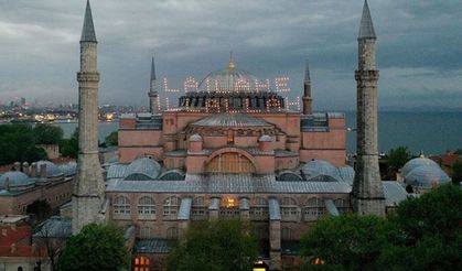 İstanbul’un kalbi Ayasofya’ya mahya: La ilahe illallah