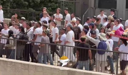 Filistinli genç, Mescid-i Aksa'yı basan Yahudilere tek başına karşı koydu