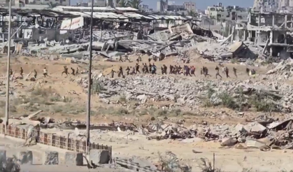 Yardım noktasına koşan perişan haldeki Gazzelilere kurşun yağdırıldı!