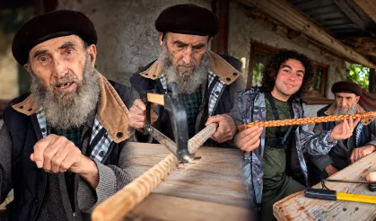93 yaşındaki Mehmet Amca, 60 yıldır yaptığı bastonları Allah rızası için dağıtıyor