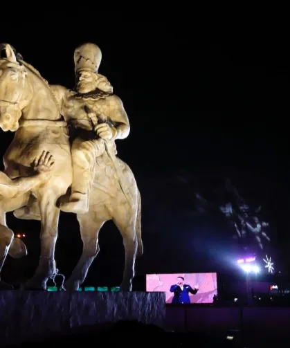 İran köklerine sığındı: Tahran'da Sasani hükümdarının heykeli dikildi