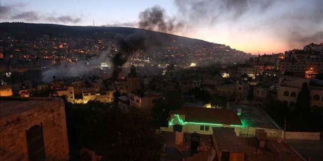 İşgalci Yahudi ordusu, Nablus'taki Eski Şehir'i abluka altına aldı