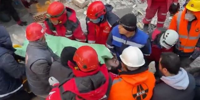 Diyarbakır'da yıkılan binanın enkazından 27 saat sonra 1 kişi kurtarıldı