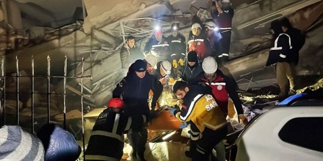 Hatay'da yıkılan binaların enkazından 1'i çocuk 4 kişi kurtarıldı
