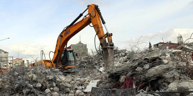 Adıyaman'da enkaz kaldırma ve hasarlı binaları yıkım çalışmaları sürüyor