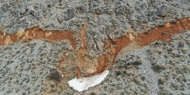 Adıyaman'da karlar eriyince dağdaki yarıklar ve çökmeler ortaya çıktı