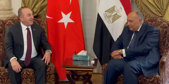 Dışişleri Bakanı Çavuşoğlu, Mısırlı mevkidaşı Şukri ile Kahire'de görüştü