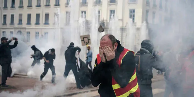 Fransa yangın yeri: 1 milyondan fazla insan sokaklara indi