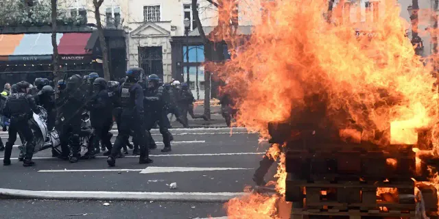 Fransa'da polislere orantısız güç kullanmaktan 17 soruşturma açıldı