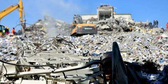 Hatay'da yıkılan hastanenin sorumluları hakkında yakalama kararı çıkarıldı